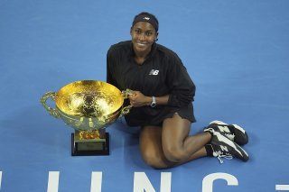 Coco Gauff a remporté le trophée du tournoi de Pékin. KEYSTONE/AP/Ng Han Guan